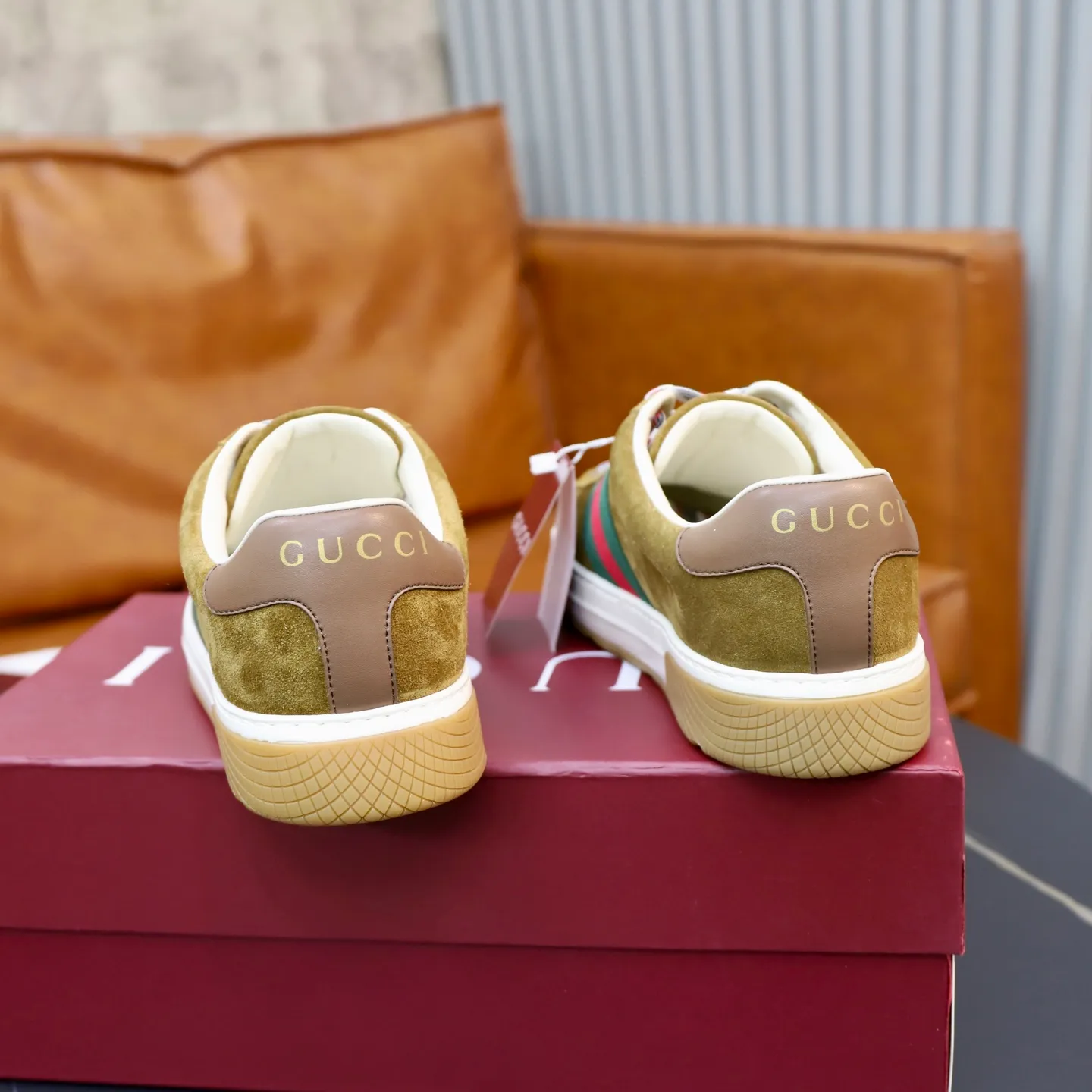 Ex-factory price: 600💰🙅‍♂️🙅‍♂️🙅‍♂️ Brand: Gucci GUCCi Standard code: Men's size 38/44 (45, 46 can be customized) Grade: Same as the official website Material: Original cowhide surface Comfortable hybrid thickened sheepskin lining Original wear-resistant soft outsole Style category: Casual sports version White shoes Dad shoes Young fashion European and American trends British style Color: actual picture color